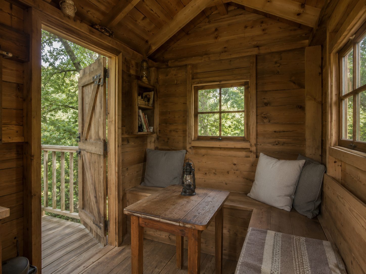 Interno accogliente in legno di una casa sull'albero